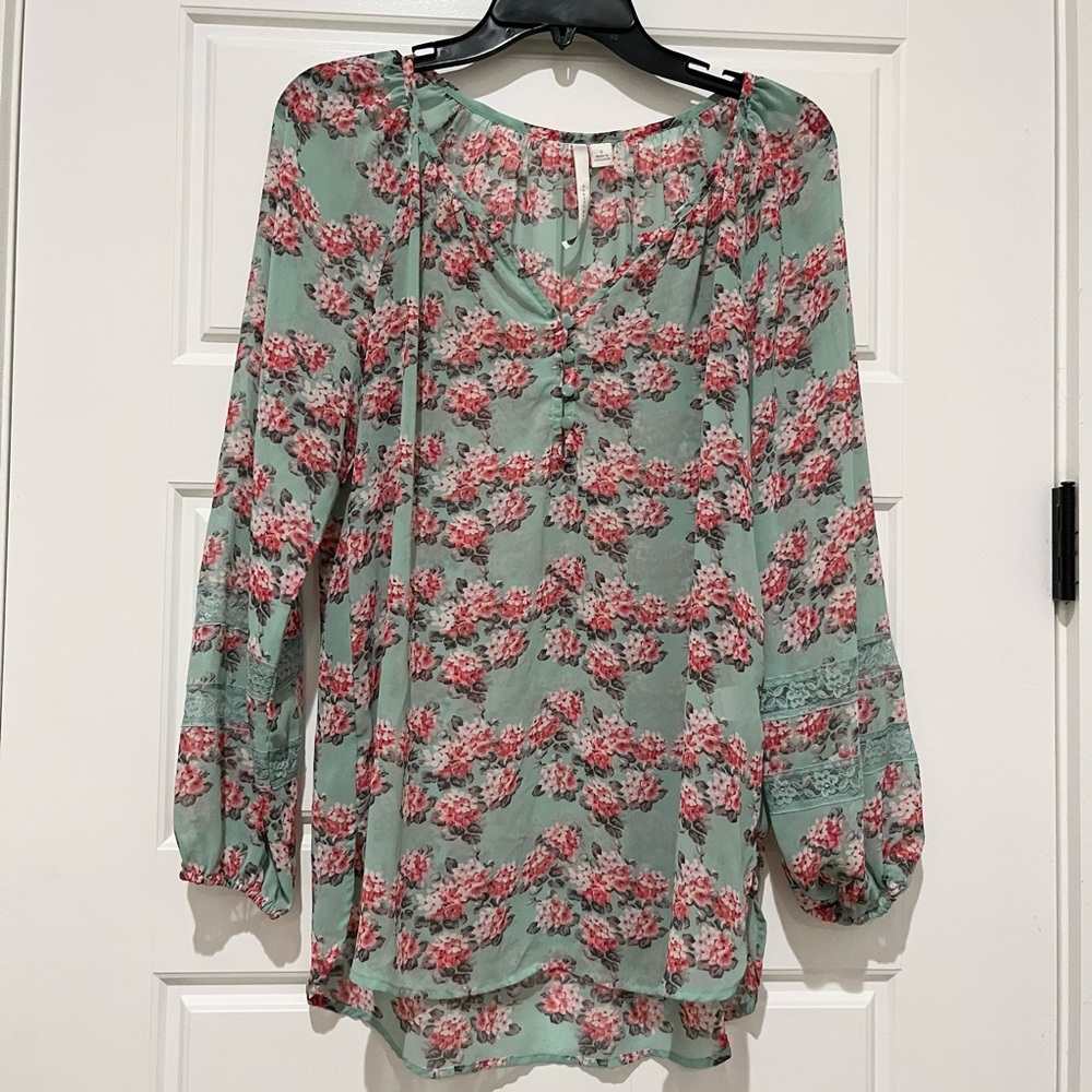 LC LAUREN CONRAD FLORAL TOP.  SIZE SMALL
